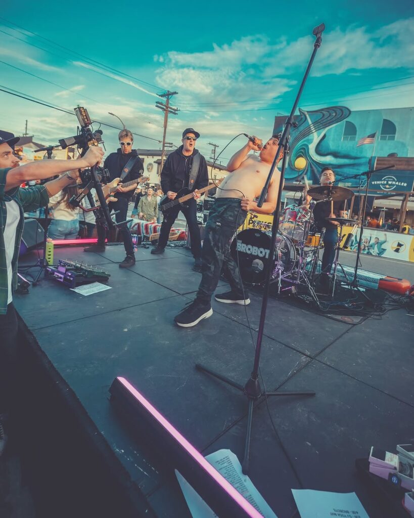 The Bro Bots perform at Nalu Vida restaurant Venice Beach. Photo by @hso.films.